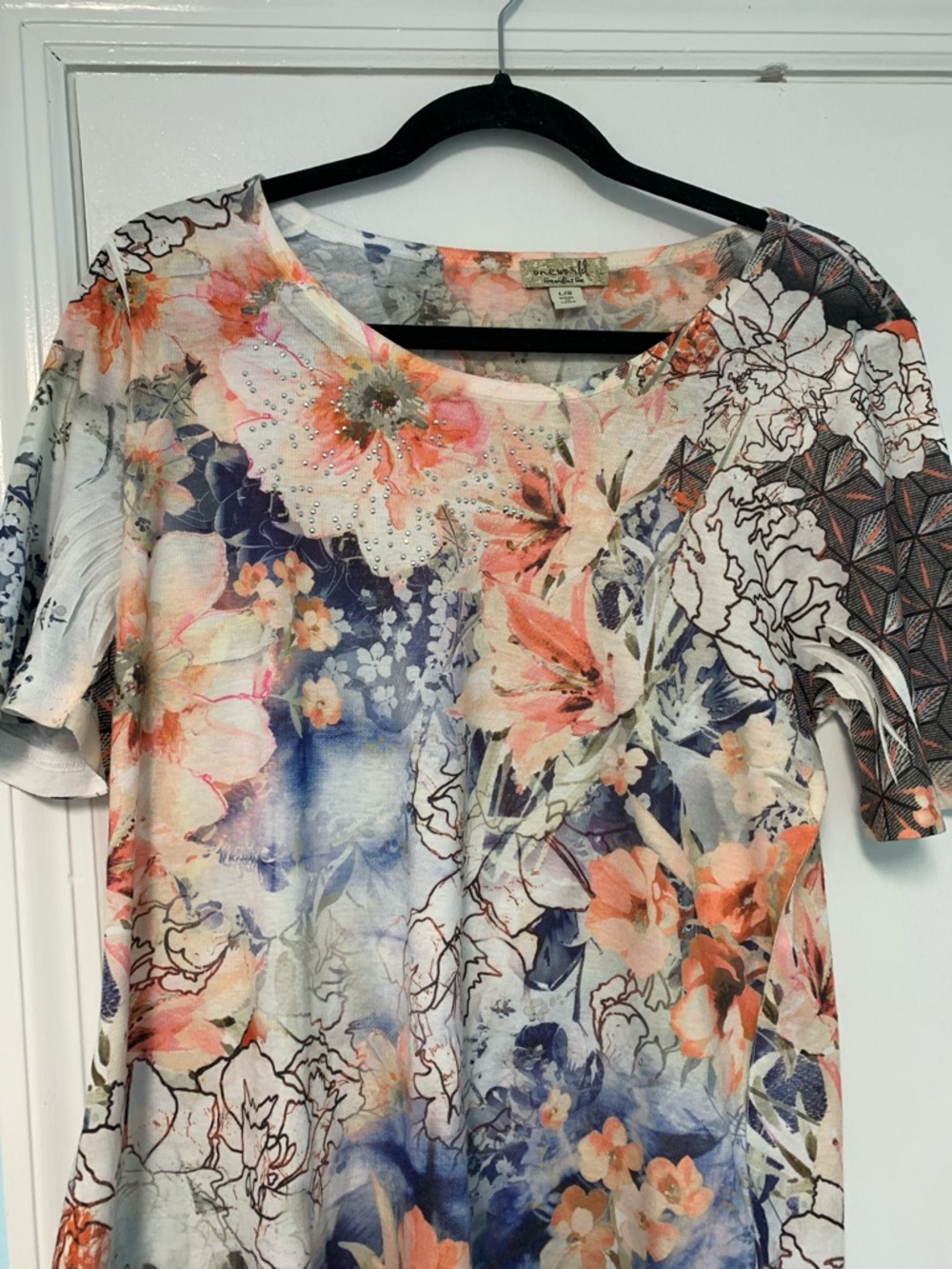 ONE WORLD Floral crew Neck top in Coral, Navy & Cream